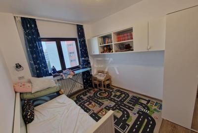 Apartament cu 3 camere decomandat, mobilat în Costin Georgian