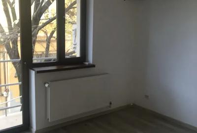 Apartament cu 3 camere semidecomandat în Unirii