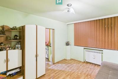 Apartament cu 3 camere semidecomandat, mobilat în Central