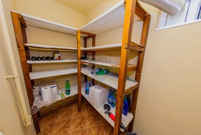 Casă cu 7 camere, 10 ari de vânzare la drumul principal cu 2 intrari - 25