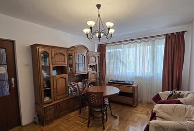 Apartament cu 2 camere semidecomandat în P-ța Victoriei