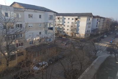 Apartament doua camere, decomandat, etaj 4, cu sarpanta, renovat modern, stradal - 30