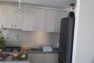 Apartament cu 3 camere semidecomandat, mobilat în Florești