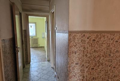 Apartament de vanzare 4 camere zona Baza 3-Carrefour