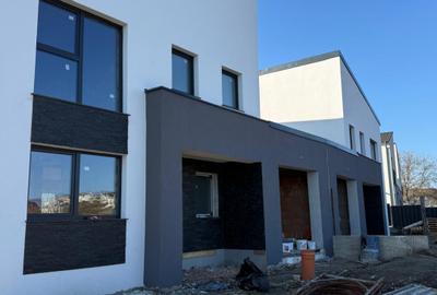 Casă cu 5 camere în Dezmir