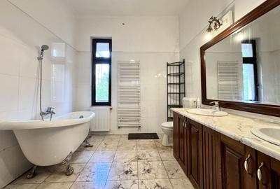 Casă cu farmec aparte, pentru locuit sau birouri,  zona Bălcescu - 12