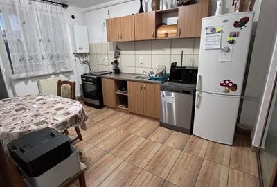 Garsonieră decomandată, mobilată în Florești