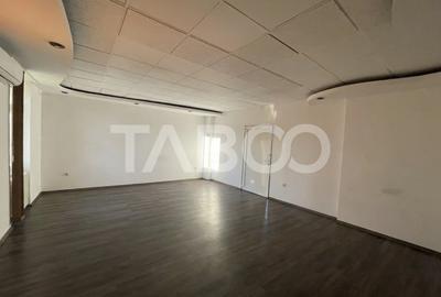 Spatiu comercial la strada 3 camere 150 mpu curte parcari Terezian - 1