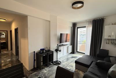 Apartament cu 3 camere semidecomandat, mobilat în Central