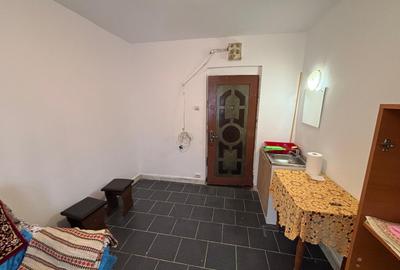 Cameră de cămin renovată, ușă metalică și geam termopan, zona Astra - 1