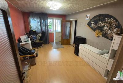 Apartament cu 3 camere semidecomandat în Giulești
