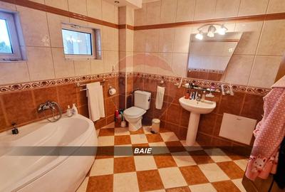 Casă / Vilă de lux cu 2 garaje, 10 camere de vânzare în BAIA MARE - 17