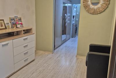 Vand Apartament cu 3 camere in zona Nicolina - 2
