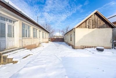 Proprietate cu două case și teren generos, cu toate utilitatile - 1