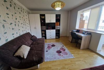 Lângă facultatea Medicină si Prefectură-str Nicolae Iorga etaj 3- mobilat - 1