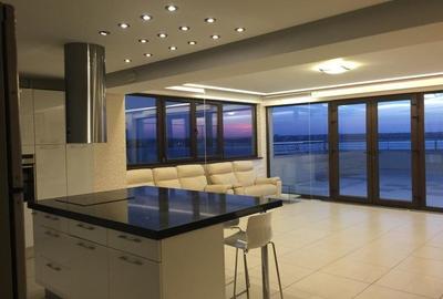 Penthouse cu 4 camere decomandat, mobilat în Central