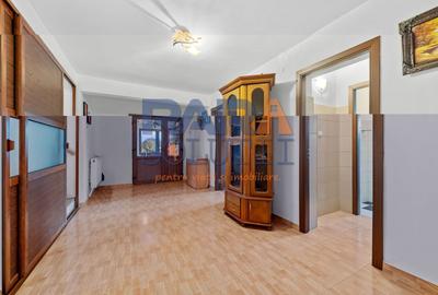 Vilă cu 6 dormitoare, 2 garaje, anexe multiple - 2076 mp teren - 6