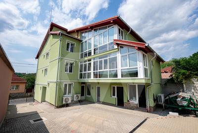 Cladire cu 15 camere si potential de pensiune in Ocna Sibiului - Investitie top - 1