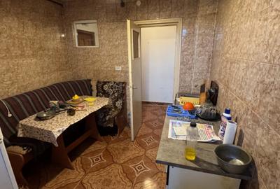 Apartament cu 3 camere semidecomandat în Sud