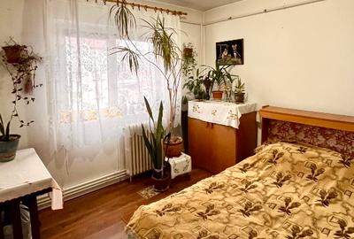 Apartament cu 3 camere decomandat în Nicolina