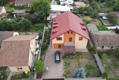Casă Individuală cu 8 Camere și 4 Băi de Vânzare în Ciarda Roșie - 375 - 1