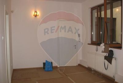 Apartament cu 6 camere decomandat în Victoriei