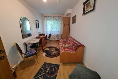 Apartament cu 3 camere decomandat in Podu Ros!