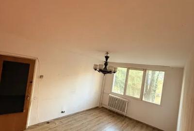 Apartament cu 3 camere decomandat în Drumul Taberei