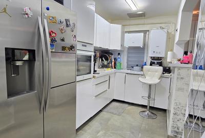 Apartament cu 3 camere semidecomandat, mobilat în Alexandru cel Bun