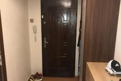 Apartament cu 3 camere semidecomandat, mobilat în Berceni