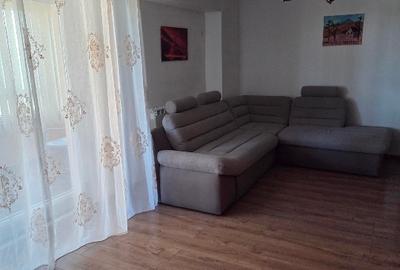 Apartament cu 3 camere decomandat, mobilat în Nicolina