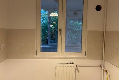 Apartament cu 3 camere semidecomandat, mobilat în Dristor