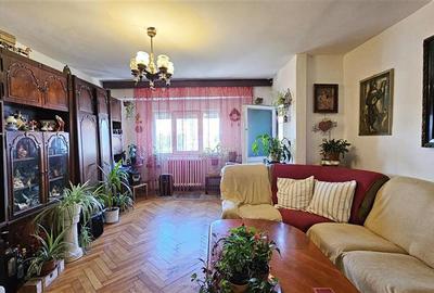 Apartament cu 4 camere decomandat în Aradului