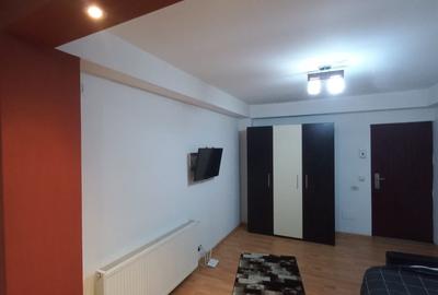 Garsonieră decomandată în Titan