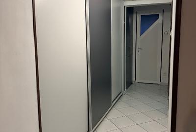 Închiriez apartament 3 camere - 8