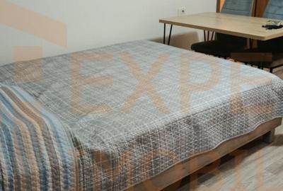 Garsonieră decomandată în Far