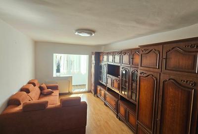 Ofer spre inchiriere apartament cu 3 camere , bucatarie inchisa si hol complet m - 2