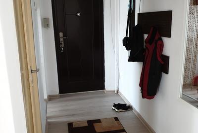 Apartament cu 2 camere semidecomandat, mobilat în UTA