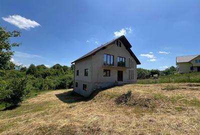 Casă individuală cu 6 camere decomandat în Est