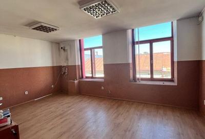 Spațiu comercial, de 150.00 mp, în Central