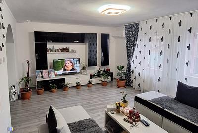 Casă cu 4 camere în Lumina