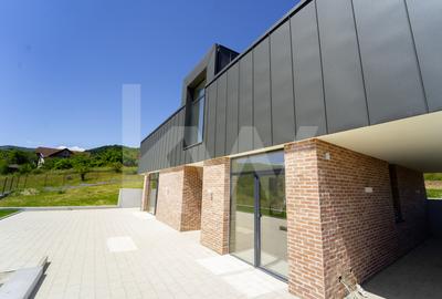 Casă arhitectură modernă cu panoramă spre Munții Făgăraș și Cetatea Cisnădioara - 3