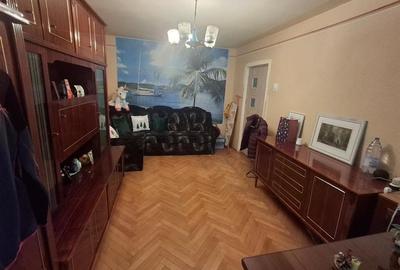 Apartament cu 3 camere decomandat, mobilat în Calea Poplăcii