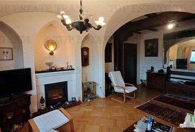 Apartament de 3 camere ultracentral, 2 intrari, lift cu acces privat, pod pentru - 1