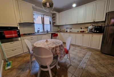 Casă individuală cu 5 camere în Central