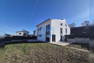 Case cu arhitectura nordica, panouri fotovoltaice, central Dezmir - 2