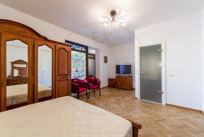 Vila zona Expo Parc - 2 apartamente, curte comuna - 9