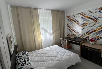 Apartament cu 3 camere semidecomandat în Podu Roș