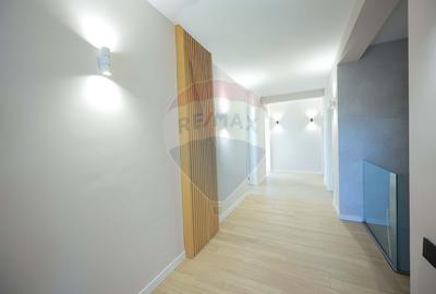 De vânzare Vilă cu 8 camere în Sânmartin, 290 mp util, teren 1100 mp - 37