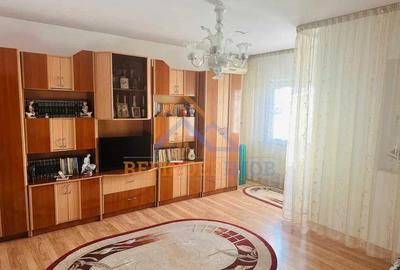 Apartament cu 3 camere decomandat în Drumul Sării